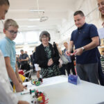 Škole za 21. vek_Prvi potpredsednik Vlade i ministar Ružić i Nj.E. Makleod sa decom