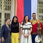 3.Наставнице Марија Алексић и Мирјана Стефановић са амбасадорком и гусларом Светозаром Копривицом